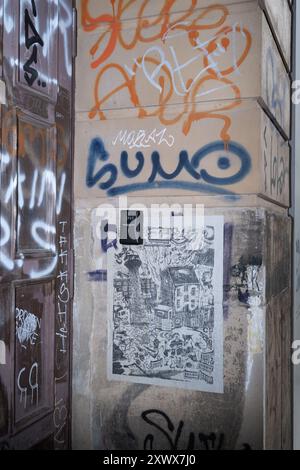 Muro decorato con graffiti nel quartiere Friedrichshain di Berlino con una cassetta delle chiavi per un noleggio Airbnb, che rappresenta la gentrificazione urbana. Raffigura la mescolanza tra vecchio e nuovo mentre i quartieri tradizionali si adattano al turismo moderno. Foto Stock