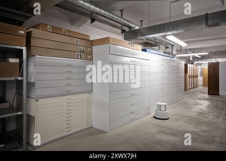 La scena di un deposito organizzato con cassetti e scatole in metallo in un archivio museale mette in evidenza l'ordine e la conservazione presso il deposito del Museo storico tedesco di Berlino Spandau. Foto Stock