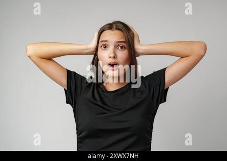 Giovane donna che si piega di nuovo in Una Cream Blazer, sorridente Foto Stock