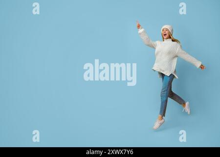 Emozionato inverno ragazza in marcia verso lo spazio di copia Foto Stock