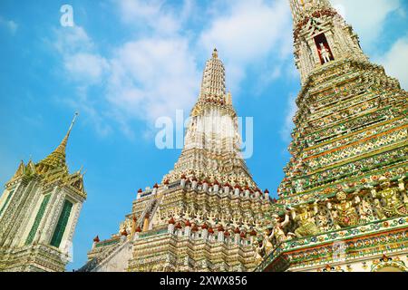 Le guglie sacre o il Phraprang del Tempio dell'Alba con dettagli incredibili, un simbolo di Bangkok, Thailandia Foto Stock