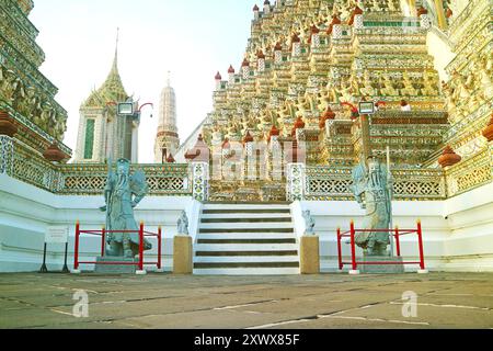 Scalinata per Phraprang, Gropu della Pagoda di Wat Arun (il Tempio dell'Alba) con due sculture di pietra di zavorra del guerriero cinese, Bangkok, Thailandia Foto Stock