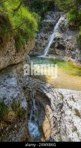 I Cadini del Brenton sono vasi di erosione idraulica. Sono cavità naturali modellate dal lavoro erosivo dell'acqua del torrente Brenton Foto Stock