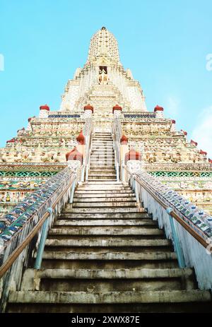 Le guglie Sacre centrali o il Phraprang del Tempio dell'Alba con l'incredibile statua di Indra che cavalca su Airavata, Bangkok, Thailandia Foto Stock