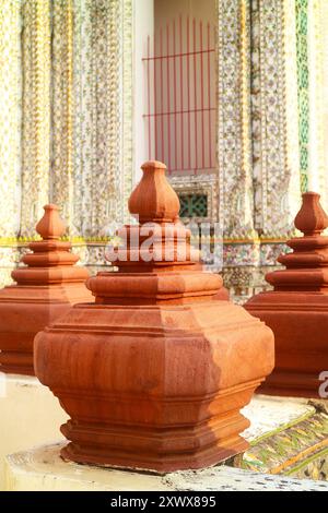 Terrazza di Wat Arun Central Prang con i dettagli architettonici storici ornati, iconico punto di riferimento di Bangkok, Thailandia Foto Stock