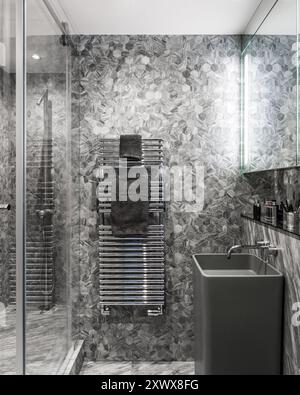 Elegante e moderno bagno in marmo grigio in una casa classica a Londra, Regno Unito Foto Stock