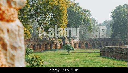 Nuova Delhi, Delhi, India. Il vecchio muro circondava la tomba di Isa Khan vicino alla tomba di Humayun. Il luogo famoso è la tomba dell'imperatore Moghul, Mirza Nasir al-DIN Foto Stock