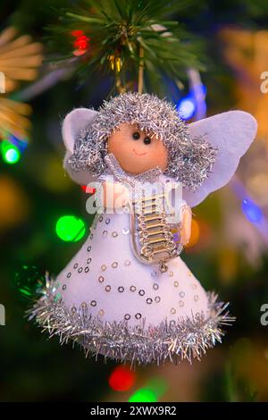 Decorazione dell'albero di Natale, piccolo angelo carino che gioca sull'arpa Foto Stock