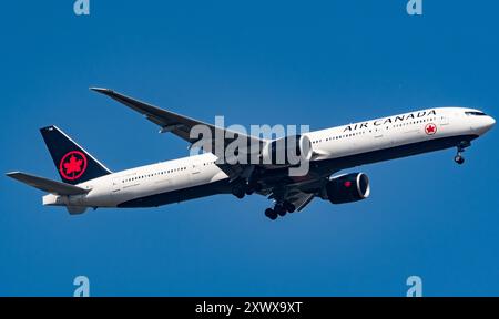 Air Canada Boeing 777-333(ER) C-FIUV sorvola Windsor Great Park prima di atterrare all'aeroporto di Heathrow, 07/08/2024. Credit JTW Aviation Images / Alamy Foto Stock