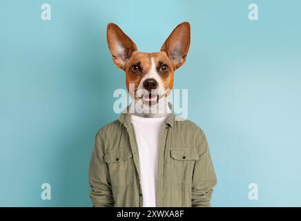 Cane che indossa Una camicia verde davanti allo sfondo blu Foto Stock