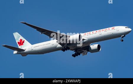 Air Canada Boeing 777-333(ER) C-FIUW sorvola Windsor Great Park prima di atterrare all'aeroporto di Heathrow, 07/08/2024. Credit JTW Aviation Images / Alamy Foto Stock