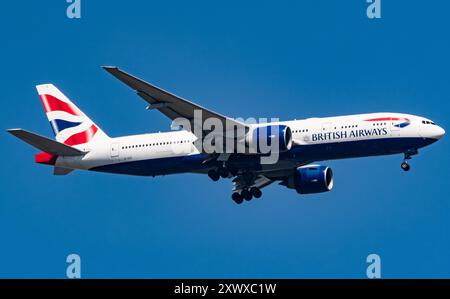 Il Boeing 777-236(ER) G-VIIC della British Airways sorvola il Windsor Great Park prima di atterrare all'aeroporto di Heathrow, 07/08/2024. Accreditare le immagini JTW Aviation. Foto Stock