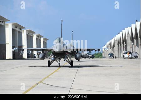 Gli F-16 Fighting Falcons assegnarono il 148th Fighter Wing, Air National Guard, taxi lungo la pista durante un dispiegamento alla base aerea di Kadena, in Giappone, agosto Foto Stock