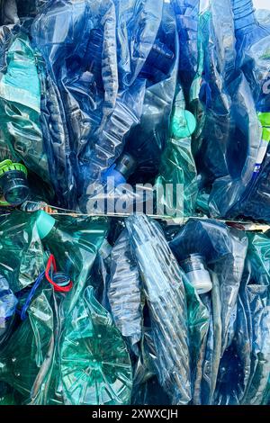 Bottiglie di plastica, compresse in balle e pronte per il riciclaggio. Concetto zero rifiuti. Foto Stock