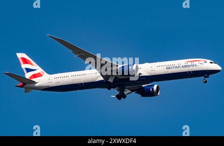 Il Boeing 787-10 Dreamliner G-ZBLC della British Airways sorvola il Windsor Great Park prima di atterrare a Heathrow, 07/08/2024. Accreditare le immagini JTW Aviation. Foto Stock