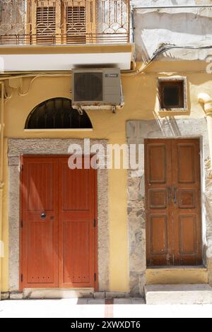 Due diversi colori di porte marroni in Margherita di Savoia, Puglia, Italia meridionale Foto Stock