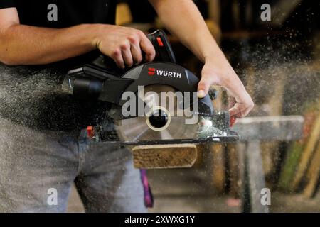 Berlino, Germania. 14 agosto 2024. Un uomo taglia il legno con una sega circolare. Berlino, 14 agosto 2024. Credito: dpa/Alamy Live News Foto Stock