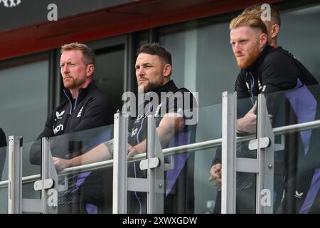 Brendon McCullum Inghilterra allenatore osserva il tributo al defunto Graham Thorpe è mostrato sul grande schermo davanti a Inghilterra uomini contro Sri Lanka 1° Rothesay test match a Old Trafford, Manchester, Regno Unito, 20 agosto 2024 (foto di Craig Thomas/News Images) Foto Stock