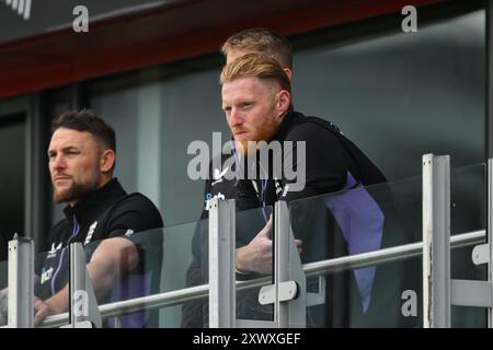 Ben Stokes England player Watches il tributo al compianto Graham Thorpe viene mostrato sul grande schermo davanti a England Men vs Sri Lanka 1st Rothesay test Match a Old Trafford, Manchester, Regno Unito, 20 agosto 2024 (foto di Craig Thomas/News Images) Foto Stock