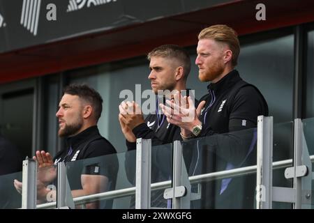 Ben Stokes England è un tributo al defunto Graham Thorpe che viene mostrato sul grande schermo davanti a England Men vs Sri Lanka 1° Rothesay test Match a Old Trafford, Manchester, Regno Unito, 20 agosto 2024 (foto di Craig Thomas/News Images) Foto Stock