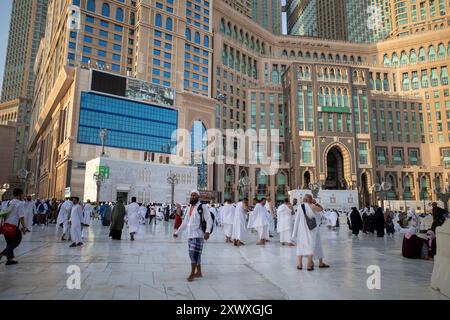 Mecca, Arabia Saudita - 5 giugno 2024: Pellegrini Hajj e Umrah da tutto il mondo che camminano vicino a Masjidil Haram, grande Moschea della Mecca. Hajj 2024. Foto Stock