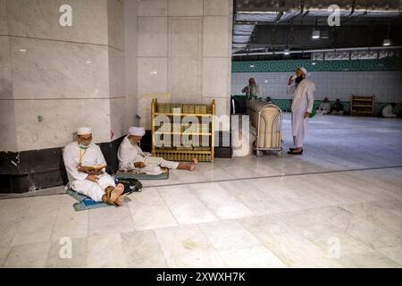 Mecca, Arabia Saudita - 6 giugno 2024: Pellegrini Hajj e Umrah seduti al secondo piano di Masjidil Haram, grande Moschea in Mecca. Hajj 2024. Foto Stock