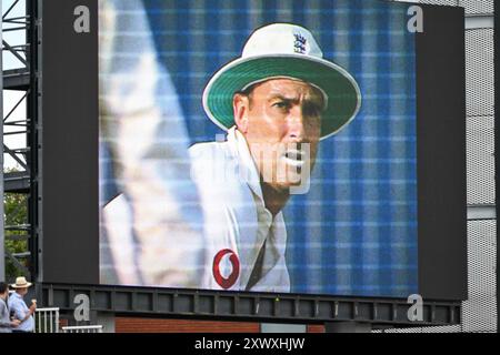 Un omaggio al compianto Graham Thorpe viene mostrato sul grande schermo davanti a England Men vs Sri Lanka 1st Rothesay test Match a Old Trafford, Manchester, Regno Unito, 20 agosto 2024 (foto di Craig Thomas/News Images) in , il 20/8/2024. (Foto di Craig Thomas/News Images/Sipa USA) Foto Stock