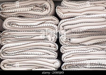 coperte leggere in pile sugli scaffali del supermercato. Fuori stagione Foto Stock