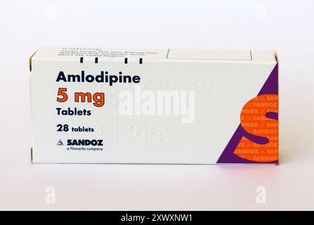 Un pacchetto di 28 compresse di amlodipina 5mg per il trattamento della pressione alta. Foto Stock