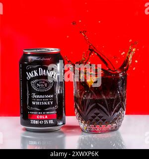 Una lattina di whisky Jack Daniels e un bicchiere di coca con spruzzo di limone Foto Stock
