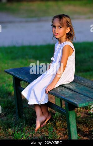 Bambino, ragazza, educazione Montessori, ambiente di apprendimento preparato, apprendimento dei bambini, metodo, naturale, materiali, astrazione, attività, comunicazione, Foto Stock