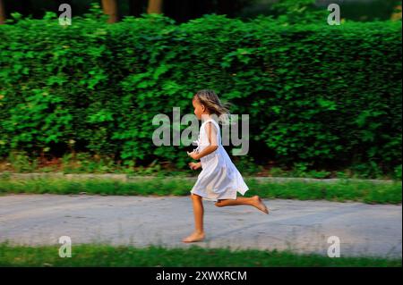 Bambino, ragazza, educazione Montessori, ambiente di apprendimento preparato, apprendimento dei bambini, metodo, naturale, materiali, attività di astrazione, comunicazione, Foto Stock