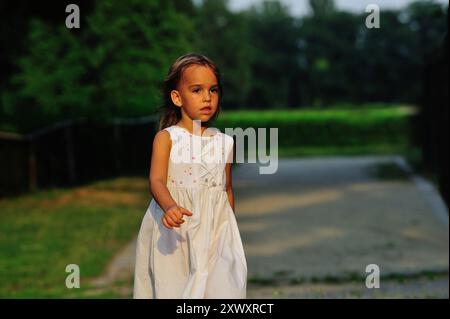 Bambino, ragazza, educazione Montessori, ambiente di apprendimento preparato, apprendimento dei bambini, metodo, naturale, materiali, attività di astrazione, comunicazione, Foto Stock