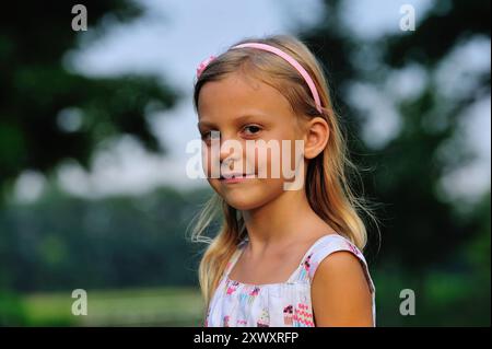 Bambino, ragazza, educazione Montessori, ambiente di apprendimento preparato, apprendimento dei bambini, metodo, naturale, materiali, attività di astrazione, comunicazione, Foto Stock