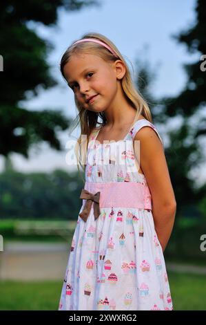 Bambino, ragazza, educazione Montessori, ambiente di apprendimento preparato, apprendimento dei bambini, metodo, naturale, materiali, attività di astrazione, comunicazione, Foto Stock