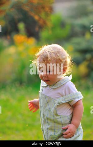 Bambino, ragazza, educazione Montessori, ambiente di apprendimento preparato, apprendimento dei bambini, metodo, naturale, materiali, attività di astrazione, comunicazione, Foto Stock