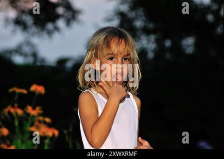 Bambino, ragazza, educazione Montessori, ambiente di apprendimento preparato, apprendimento dei bambini, metodo, naturale, materiali, attività di astrazione, comunicazione, Foto Stock