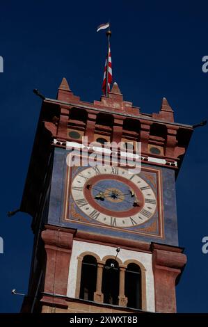 Campanile della Chiesa di San Sebastiano a Cavalese, alto Adige, Trentino-alto Adige, Italia. Cavalese è un paese nel cuore della Val di Fiemme, una delle principali valli dolomitiche. Foto Stock