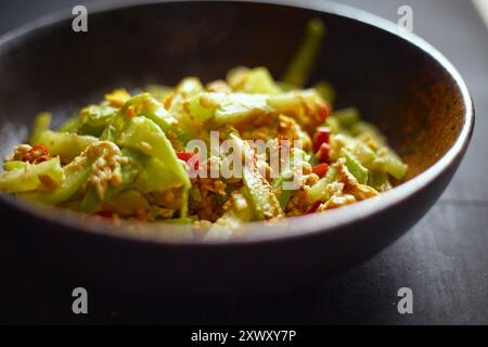 Mescolare le zucchine fritte con l'uovo, focalizzazione selettiva Foto Stock