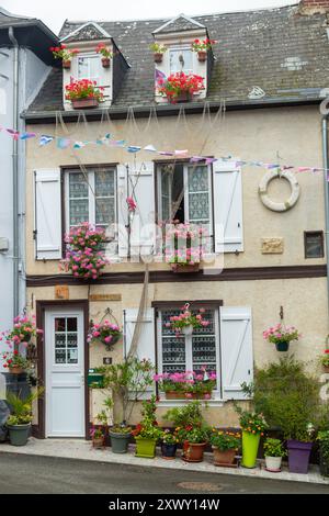 Vecchie case tradizionali con persiane in legno, St Valery sur somme, somme, Piccardia, Francia Foto Stock