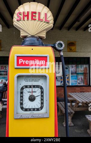 Una pompa di benzina d'epoca in un vecchio garage che ora è un caffè (Amy al distributore di benzina Café), Colyford, Devon Foto Stock