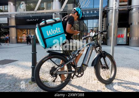 Wolt Biker, Street, Food, Delivery Service Courier Praga Repubblica Ceca Foto Stock