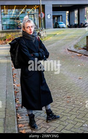 Ritrattista e fotografa donna ribelle Rotterdam, Paesi Bassi. Ritratto di membro della ribellione per l'estinzione XR che partecipa a una protesta contro il cambiamento climatico e l'incapacità dei governi di adottare misure correlate. Rotterdam Blaak Zuid-Holland Nederland Copyright: XGuidoxKoppesxPhotox Foto Stock