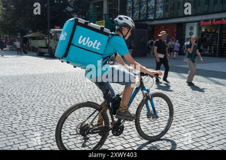Wolt Courier Biker consegna il cibo in una borsa Thermo, Praga City Street bike consegna il cibo tramite corriere Foto Stock