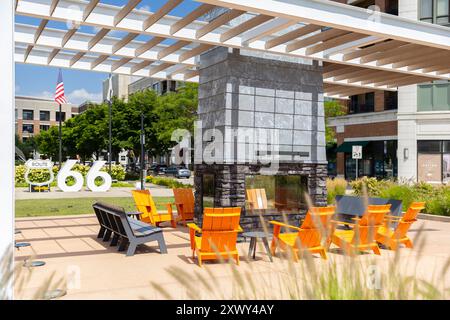 Il centro di Burr Ridge si trova all'interno del Village Center e comprende negozi, ristoranti e il Village Green per divertirsi e sedersi. Foto Stock