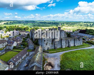 Castello di Middleham da un drone, Middleham, Wensleydale, North Yorkshire, Inghilterra Foto Stock