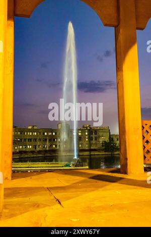 fontana con un lungo getto d'acqua con un cielo spettacolare di sera Foto Stock