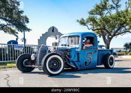 Gulfport, MS - 2 ottobre 2023: Vista dall'angolo anteriore con prospettiva bassa di un pick-up Ford Hot Rod personalizzato del 1938 in una mostra di auto locale. Foto Stock