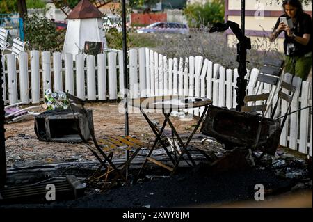 MALOKATERYNIVKA, UCRAINA - 20 AGOSTO 2024 - Un tavolo bruciato e sedie sono al caffè per bambini di Levada nel parco centrale distrutto da un attacco di artiglieria russa, villaggio di Malokaterynivka, regione di Zaporizhzhia, Ucraina sud-orientale. A seguito dell'attacco russo, morirono due persone, tra cui un ragazzo di 14 anni. Sei bambini sono in ospedale con due ragazzi che soffrono di lesioni al midollo spinale. Foto Stock