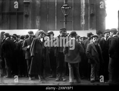 Uomini e ragazzi della classe operaia si riuniscono alla fiera di noleggio di Martinmas a Hull, nel North Yorkshire nel 1903. Le fiere annuali, note anche come Mop Fairs, si tenevano ogni novembre, quando il lavoro agricolo era breve a causa dell'inverno e i lavoratori e i datori di lavoro si riunivano per assumere lavoratori. Foto Stock